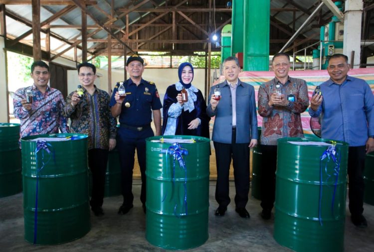 ARC USK Ekspor Satu Ton Nilam Aceh Pakai Pesawat Garuda ke Paris