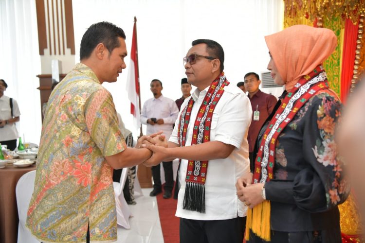 Kajati yang Baru Yudi Triadi Tiba di Aceh, Disambut Prosesi Peusijuek