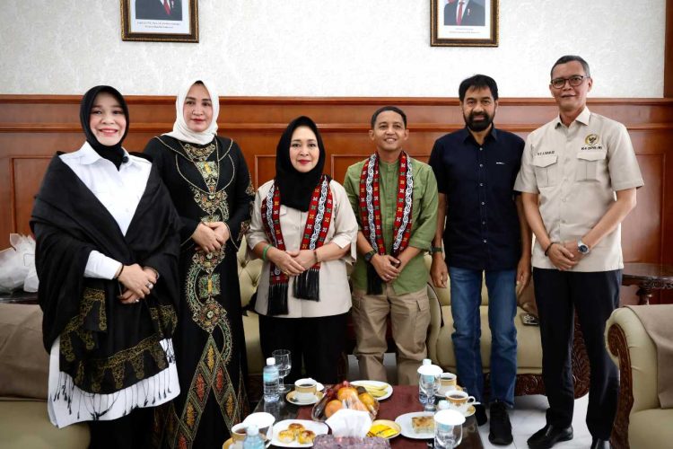 Menhut dan Komisi IV DPR RI Dipimpin Titiek Soeharto Tiba di Aceh, Disambut Gubernur Mualem