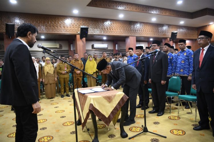 74 Pejabat Dilantik Gubernur Mualem, ASN Didorong Lebih Profesional dan Amanah