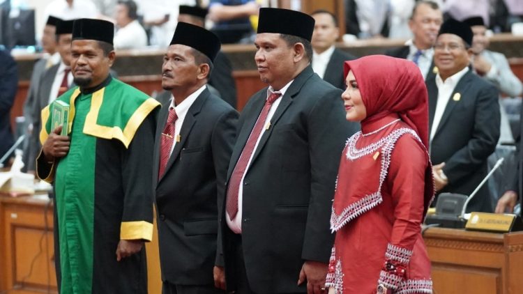 DPRA Lantik 3 Anggota Baru dari Partai Aceh, Termasuk Salmawati Istri Mualem