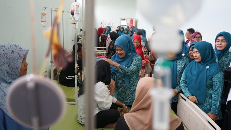 Hari Talasemia Sedunia, Istri Wagub Aceh Kunjungi dan Santuni Pasien di RSUDZA