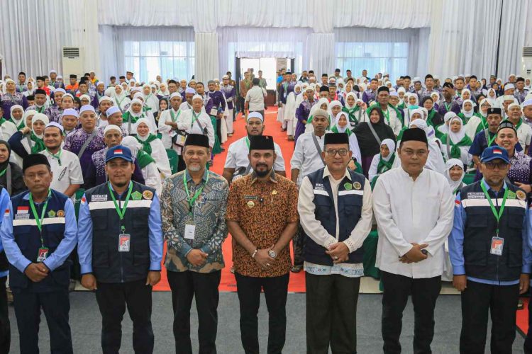 Iskandar Usman Al-Farlaky Lepas Jemaah Haji Kloter 2 Doakan Aceh di Tanah Suci