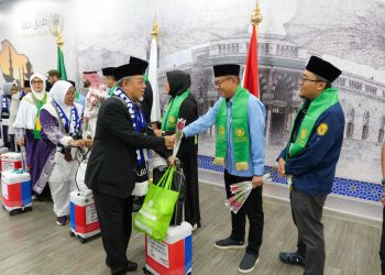 Jemaah Haji Indonesia Mulai Tiba di Madinah, Disambut dengan Mawar Merah