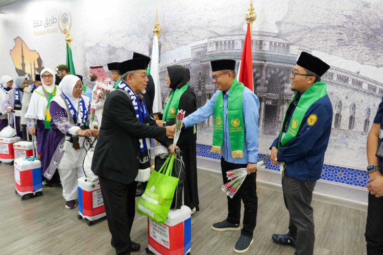 Jemaah Haji Indonesia Mulai Tiba di Madinah, Disambut dengan Mawar Merah