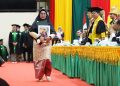 Momen Haru Ibu Gantikan Wisuda Anaknya di USK yang Meninggal Dunia