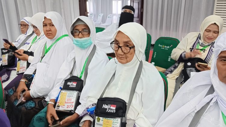 Satu Kloter Tiga Generasi: Kisah Nenek, Ibu, dan Cucu dari Sabang Menuju Tanah Suci
