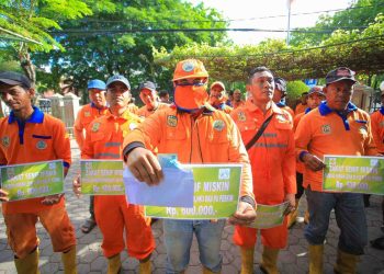 Jelang Idul Adha, Ratusan Petugas Kebersihan Banda Aceh Terima Zakat