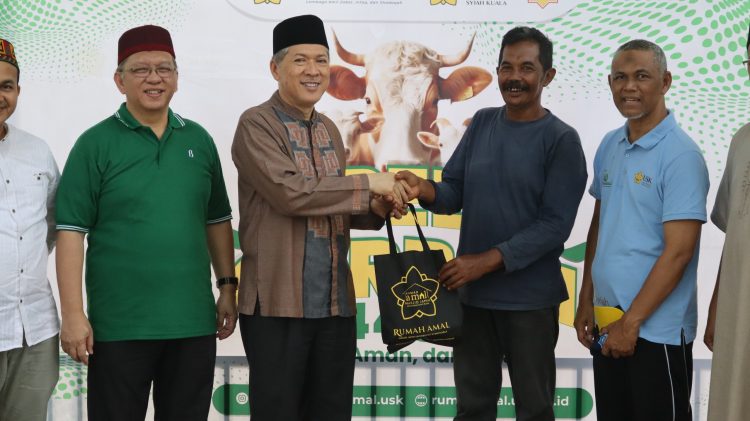 Rektor Universitas Syiah Kuala (USK), Prof. Dr. Ir. H. Marwan, menyerahkan secara simbolis hewan qurban dalam program Green Qurban yang diselenggarakan oleh Rumah Amal Masjid Jamik USK. Prosesi penyerahan berlangsung di halaman Masjid Jamik, Kampus USK, Darussalam, Banda Aceh, Sabtu (7/6/2025).