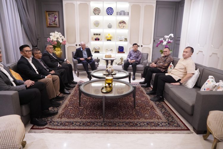 Wali Nanggroe Aceh Paduka Yang Mulia Tgk. Malik Mahmud Al-Haythar bersilaturahmi dengan mantan Wakil Presiden RI, H. Muhammad Jusuf Kalla, di kediamannya di Jakarta, Selasa malam (17/6/2025). Pertemuan ini menjadi bagian dari upaya menjaga komunikasi kebangsaan dan membahas isu strategis terkait Aceh.
