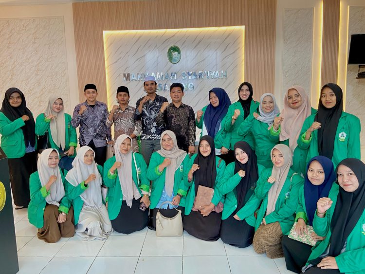 Mahasiswa STIS Al-Aziziyah Sabang menyimak jalannya sidang perkara di Mahkamah Syariah Sabang dalam rangka kegiatan pembelajaran lapangan, Selasa (17/6/2025).