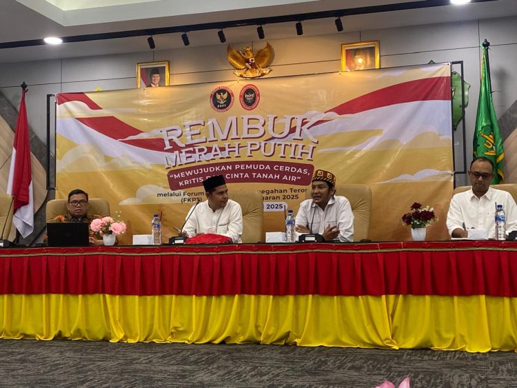 Pemateri Kegiatan “Rembuk Merah Putih”, yang diselenggrakan FKPT Aceh, bersama BNPT-RI (Badan Nasional Penanggulangan Terorisme, Republik Indonesia), di Aula Pascasarjana Universitas Islam Negeri (UIN) Ar-Raniry, Darussalam, Banda Aceh, Selasa (18/6) Foto for Sagoetv.com.