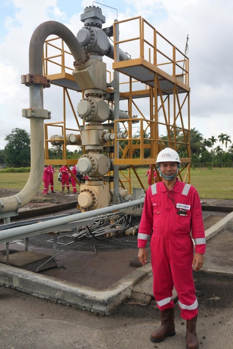 Teungku Jamaica saat meninjau salah satu lokasi sumur gas di Aceh Utara, menunjukkan komitmennya untuk memaksimalkan potensi energi daerah demi kesejahteraan masyarakat.