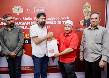 Muzakir Manaf Serahkan SK Sekjen Partai Aceh ke Aiyub Abbas di Haul ke-15 Hasan Tiro