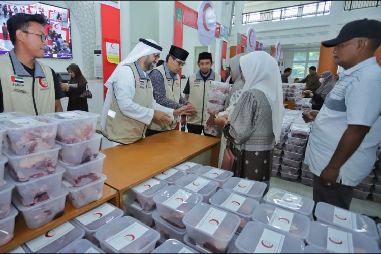 UIN Ar-Raniry Bagikan 2.300 Paket Daging Kurban Bantuan Uni Emirat Arab