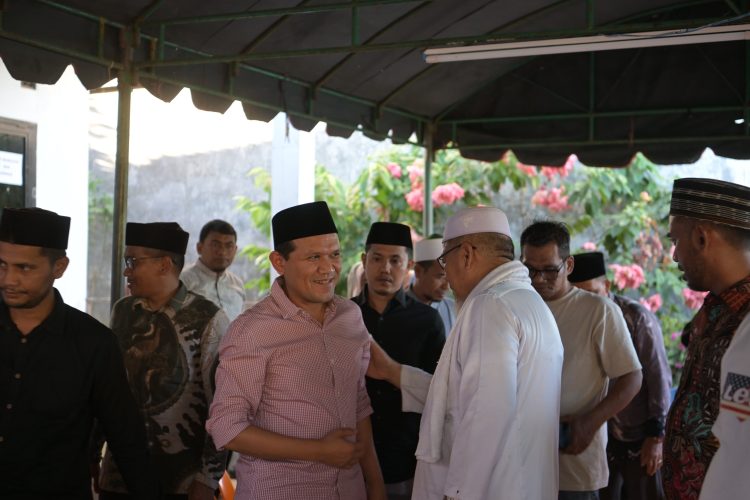 Wagub Aceh Fadhlullah Takziah ke Guru Senior Dayah Jeumala Amal di Pidie Jaya