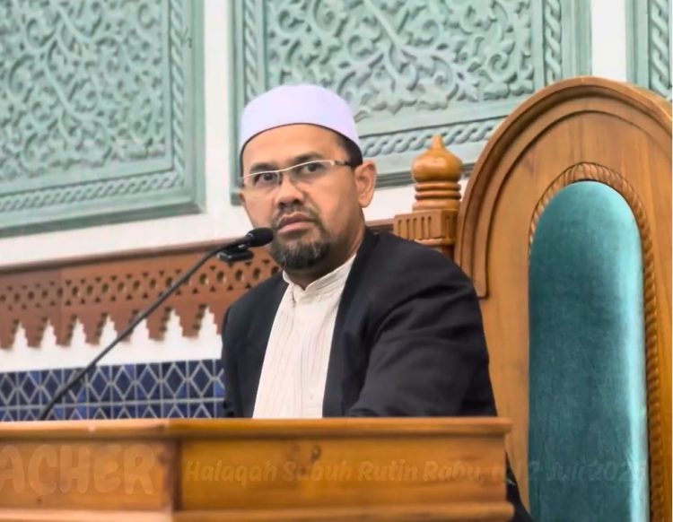 Prof. Dr. Tgk. H. Muhammad Yasir Yusuf, MA, saat menyampaikan kajian Subuh di Masjid Raya Baiturrahman Banda Aceh, Rabu (2/7/2025). Ia menekankan pentingnya taqwa sebagai mitigasi risiko dunia dan akhirat.