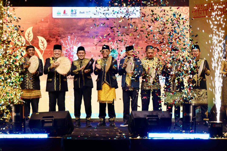 Wagub Aceh dan Utusan Presiden Hadiri HUT ke-23 Kabupaten Nagan Raya, Mardiono Terima Gelar Adat