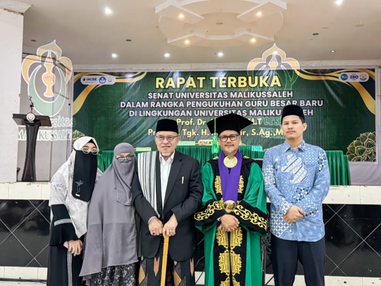 Prof Dr Tgk H Muntasir A Kadir, SAg, MA bersama Abu Mudi dan Rektor Unimal, Rektor UNISAI, dan Keluarga seusai menerima lencana Guru Besar dari Rektor Unimal, Prof Dr Herman Fithra, Asean.Eng, dalam acara pengukuhan Guru Besar Bidang Politik Islam di Gedung ACC Universitas Malikussaleh, Lhokseumawe, Jumat (11/7/2025).