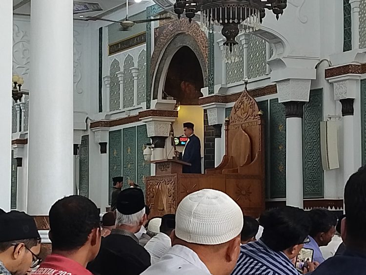 Menteri Koordinator Bidang Hukum, Hak Asasi Manusia, Imigrasi, dan Pemasyarakatan (Menko Kumham Imipas) , Prof. Dr. H. Yusril Ihza Mahendra, SH, M.Sc., tampil sebagai khatib Jumat di Masjid Raya Baiturrahman, Banda Aceh, Jumat (11/7/2025).