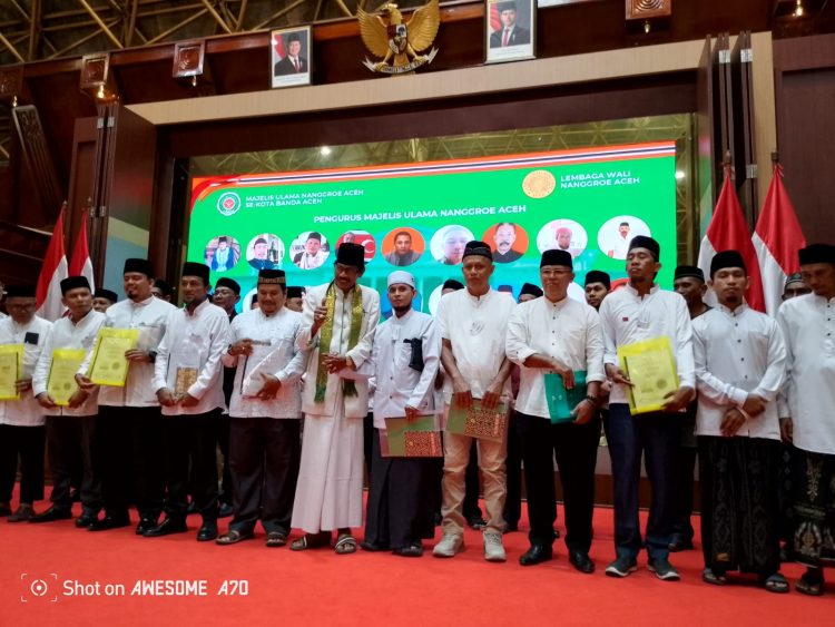 Ketua Majelis Ulama Nanggroe Aceh (MUNA) Kota Banda Aceh, Tgk. H. Abdul Aziz, secara resmi melantik pengurus MUNA tingkat kecamatan se-Kota Banda Aceh pada Selasa, 15 Juli 2025,  di Anjong Mon Mata, Kompleks Pendopo Gubernur Aceh.