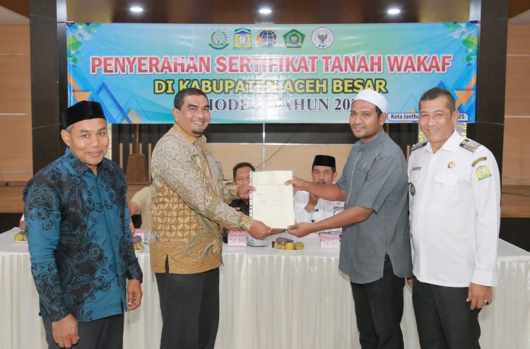 80 Nazir di Aceh Besar Terima Sertifikat Tanah Wakaf