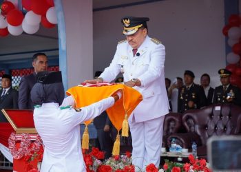 Aksi Heroik Siswa SD di Nagan Raya Panjat Tiang Bendera, Bupati Apresiasi
