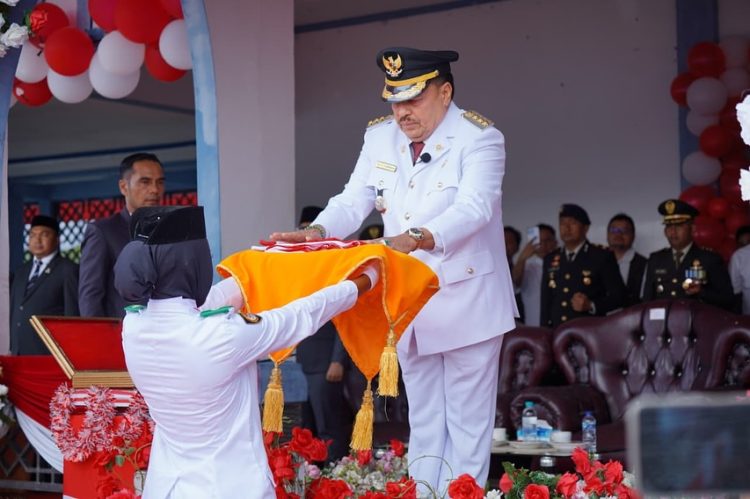 Aksi Heroik Siswa SD di Nagan Raya Panjat Tiang Bendera, Bupati Apresiasi