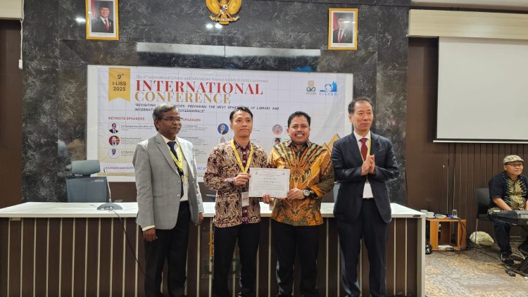 Dosen UIN Ar-Raniry Nazaruddin Musa meraih penghargaan di Konferensi Internasional I-LISS 2025. Foto: Ist
