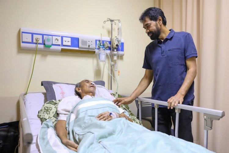 Gubernur Aceh Muzakir Manaf Jenguk Mantan Juru Runding GAM Teungku Nasruddin di RSUDZA