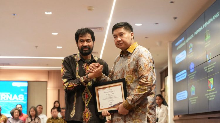 Gubernur Aceh Muzakir Manaf Raih Penghargaan KemenPKP pada Hari Perumahan Nasional 2025