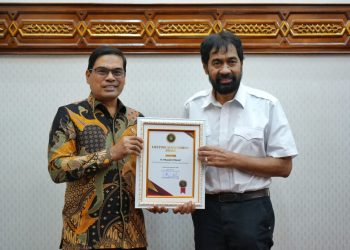 Gubernur Aceh Muzakir Manaf Terima Penghargaan Tokoh Perdamaian dari UIN Ar-Raniry