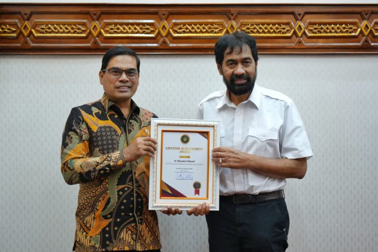 Gubernur Aceh Muzakir Manaf Terima Penghargaan Tokoh Perdamaian dari UIN Ar-Raniry