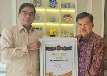 Jusuf Kalla Terima Penghargaan UIN Ar-Raniry Atas Jasa Besar dalam Perdamaian Aceh