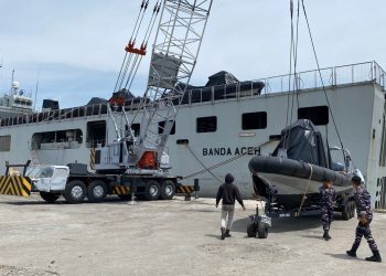 KRI Banda Aceh Antar Alutsista Baru untuk Lanal Lhokseumawe