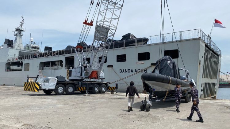 KRI Banda Aceh Antar Alutsista Baru untuk Lanal Lhokseumawe
