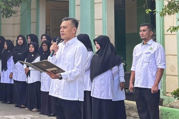 Ketua DPRK Aceh Besar Jadi Pembina Upacara di MIN 29, Sampaikan Pesan Inspiratif ke Siswa