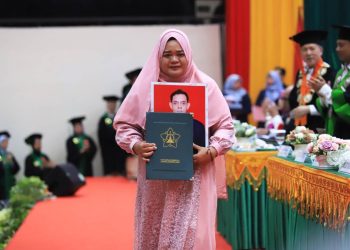 Kisah Haru di Wisuda USK, Kakak Terima Ijazah Kedokteran untuk Adik yang Telah Tiada
