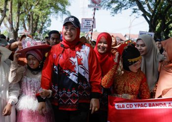 Momen Haru Ketua TP PKK Aceh Marlina Usman Peluk Siswa SLB di Pawai Kemerdekaan HUT RI