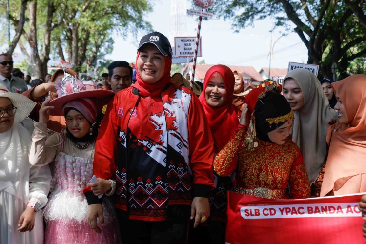 Momen Haru Ketua TP PKK Aceh Marlina Usman Peluk Siswa SLB di Pawai Kemerdekaan HUT RI