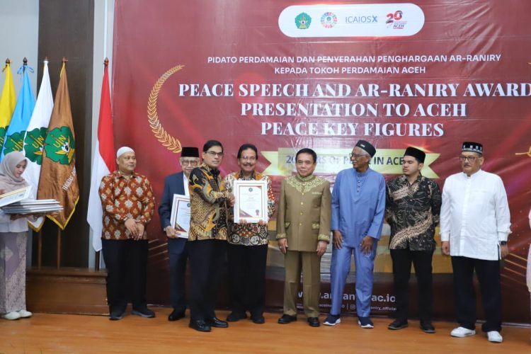 Peringati 20 Tahun MoU Helsinki, UIN Ar-Raniry Beri Penghargaan kepada Tokoh Perdamaian Aceh