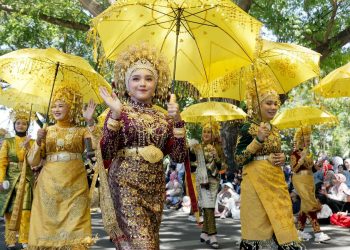Semarak Pawai Budaya HUT RI di Banda Aceh, Warna-Warni Busana Adat Pukau Ribuan Warga