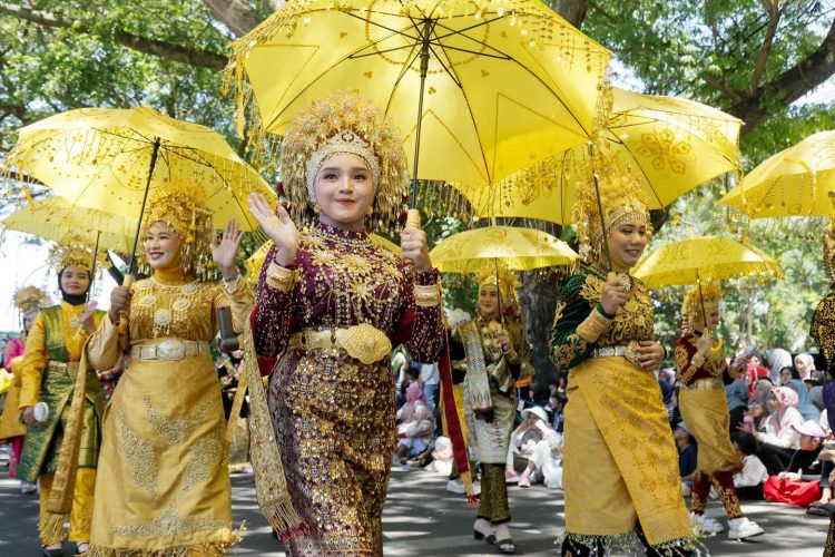 Semarak Pawai Budaya HUT RI di Banda Aceh, Warna-Warni Busana Adat Pukau Ribuan Warga
