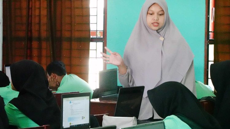 Dari Honorer ke PPPK, Kisah Inspiratif Ruwaidawati Mengajar di Kelas Digital MTsN 1 Gayo Lues