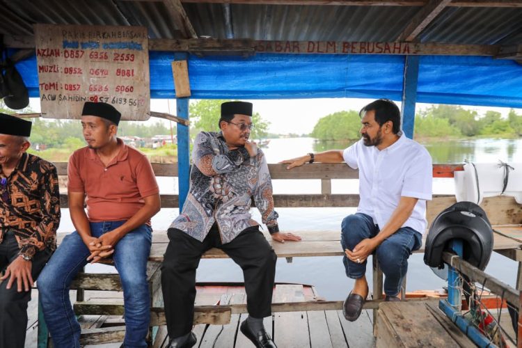 Gubernur Mualem Naik Rakit Tinjau Akses Terisolasi di Kuala Baru Aceh Singkil