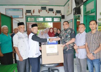 ASN Kemenag Aceh Besar Salurkan Infak untuk Perkuat Layanan KUA Krueng Barona Jaya