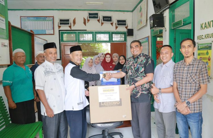 ASN Kemenag Aceh Besar Salurkan Infak untuk Perkuat Layanan KUA Krueng Barona Jaya