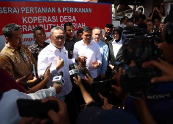 Menko Pangan Zulkifli Hasan Tinjau Koperasi Desa Merah Putih di Banda Aceh