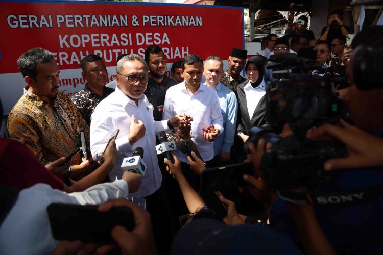 Menko Pangan Zulkifli Hasan Tinjau Koperasi Desa Merah Putih di Banda Aceh