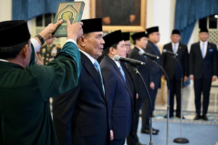 Prabowo Lantik Djamari Chaniago Jadi Menko Polkam dan Erick Thohir Jadi Menpora